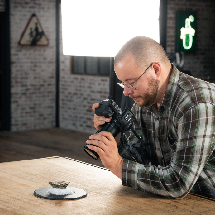 Réalisateur vidéo en phase de préparation de tournage