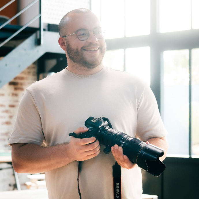 Réalisateur vidéo en phase de préparation de tournage